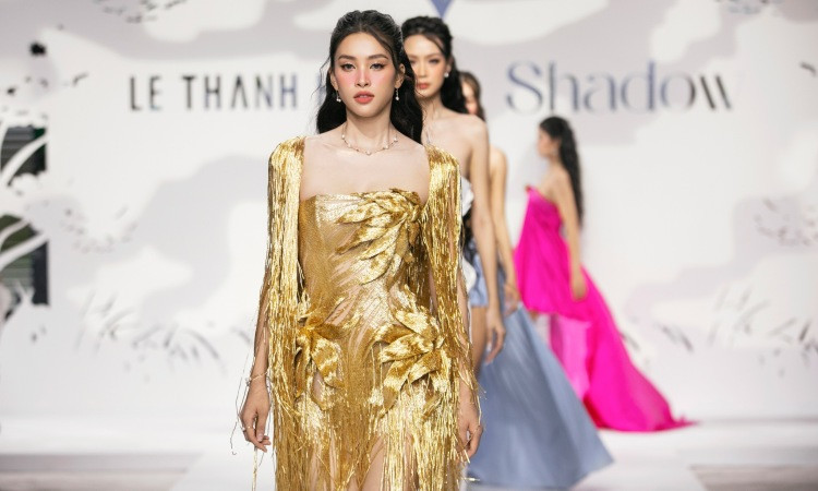 Tiểu Vy diễn vedette show Lê Thanh Hòa