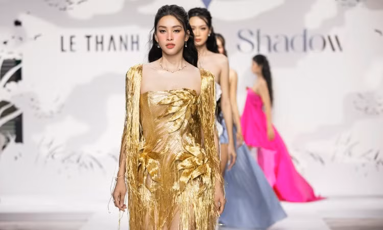 Tiểu Vy diễn vedette show Lê Thanh Hòa