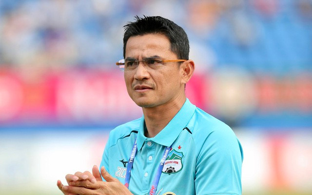 HLV Kiatisak phải xoay xở với đội hình rất mới HLV Kiatisak phải xoay xở với đội hình rất mới