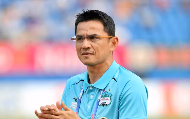 HLV Kiatisak phải xoay xở với đội hình rất mới