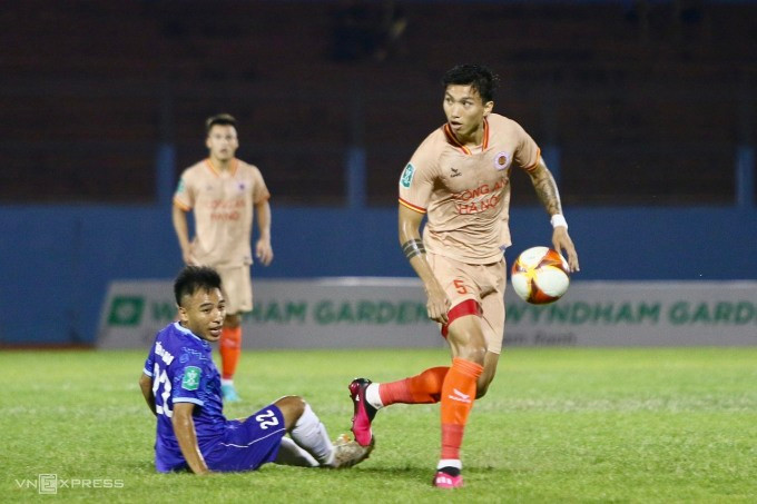 Văn Hậu (áo hồng) thi đấu trong trận CAHN thắng 3-1 trên sân của Khánh Hòa ngày 2/4. Ảnh: Hoàng Minh Văn Hậu (áo hồng) thi đấu trong trận CAHN thắng 3-1 trên sân của Khánh Hòa ngày 2/4. Ảnh: Hoàng Minh