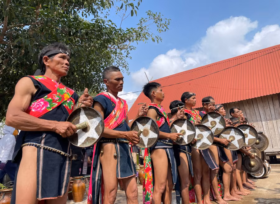 Nghi lễ truyền thống của cư dân bản địa Tây Nguyên luôn chú trọng sự kết nối, giao hòa giữa con người với tự nhiên. Ảnh: Lam Nguyên