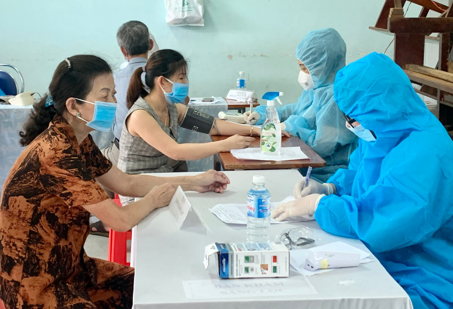 Giai đoạn dịch Covid-19 diễn biến phức tạp, cán bộ, nhân viên ngành Y tế đã nỗ lực, cống hiến hết mình trong công tác phòng-chống dịch. Ảnh: Như Nguyện Giai đoạn dịch Covid-19 diễn biến phức tạp, cán bộ, nhân viên ngành Y tế đã nỗ lực, cống hiến hết mình trong công tác phòng-chống dịch. Ảnh: Như Nguyện