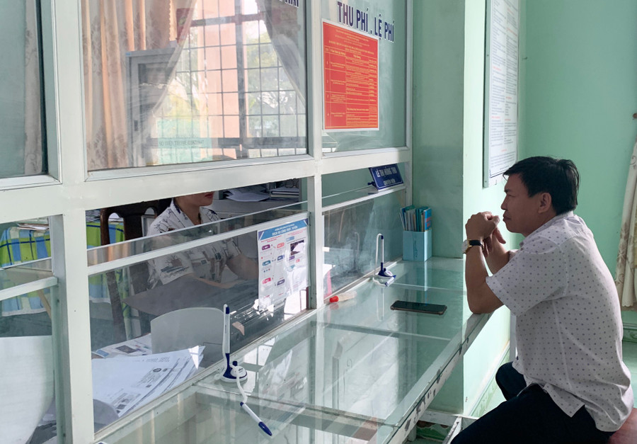 Người dân đến làm việc tại bộ phận một cửa xã Đông. Ảnh: R'Ô HOK Người dân đến làm việc tại bộ phận một cửa xã Đông. Ảnh: R'Ô HOK
