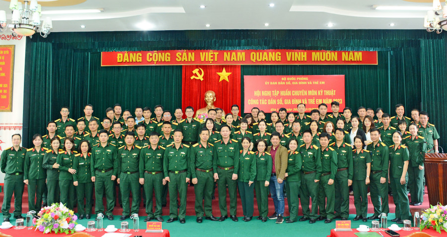 Các đại biểu, giảng viên, học viên tập huấn chụp ảnh lưu niệm. Ảnh: Sơn Tùng Các đại biểu, giảng viên, học viên tập huấn chụp ảnh lưu niệm. Ảnh: Sơn Tùng