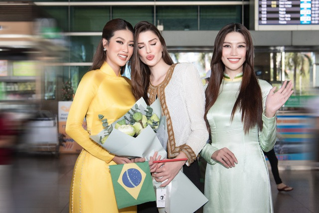 Đoàn Thiên Ân cùng Quỳnh Châu mặc áo dài truyền thống để đón tiếp người đẹp Brazil đến Việt Nam. Ảnh: BTC