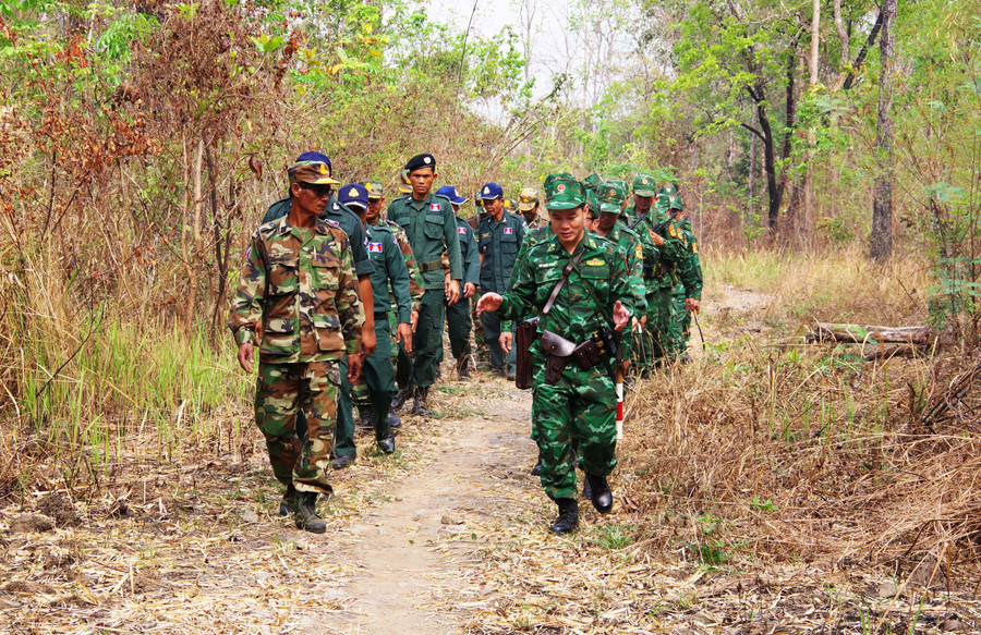 Cán bộ, chiến sĩ Đồn Biên phòng Cửa khẩu Quốc tế Lệ Thanh và Tiểu đoàn 623 Cảnh sát Biên phòng Campuchia tiến hành tuần tra chung. Ảnh: Vĩnh Hoàng