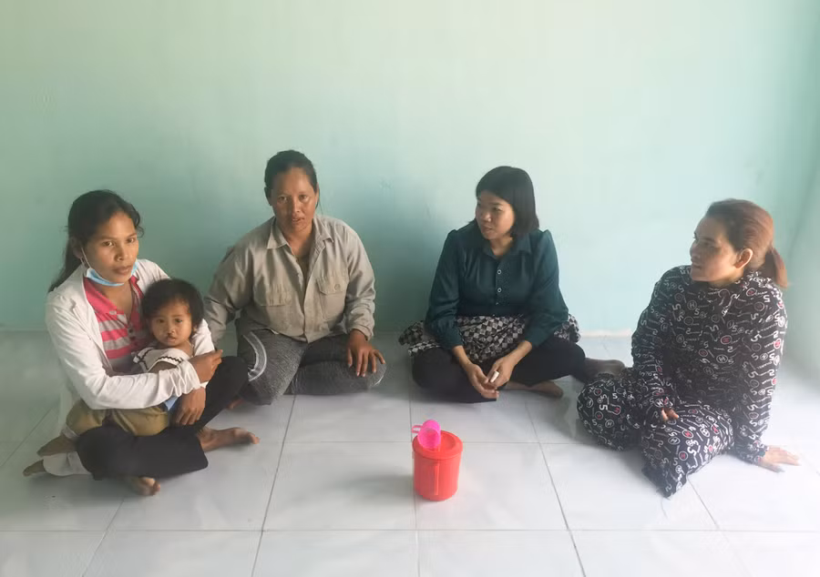 Lãnh đạo UBND xã Ia Sao và Bí thư Chi bộ kiêm Trưởng thôn Khăn trong một buổi truyền thông về giảm nghèo. Ảnh: Nguyễn Diệp