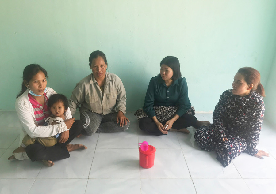 Lãnh đạo UBND xã Ia Sao và Bí thư Chi bộ kiêm Trưởng thôn Khăn trong một buổi truyền thông về giảm nghèo. Ảnh: Nguyễn Diệp Lãnh đạo UBND xã Ia Sao và Bí thư Chi bộ kiêm Trưởng thôn Khăn trong một buổi truyền thông về giảm nghèo. Ảnh: Nguyễn Diệp