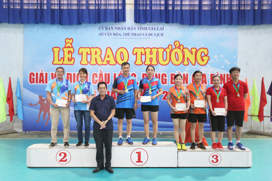 Vợ chồng anh Vương Hùng Sơn nhận huy chương vàng nội dung đôi vợ chồng ở môn bóng bàn. Ảnh: Lê Văn Ngọc