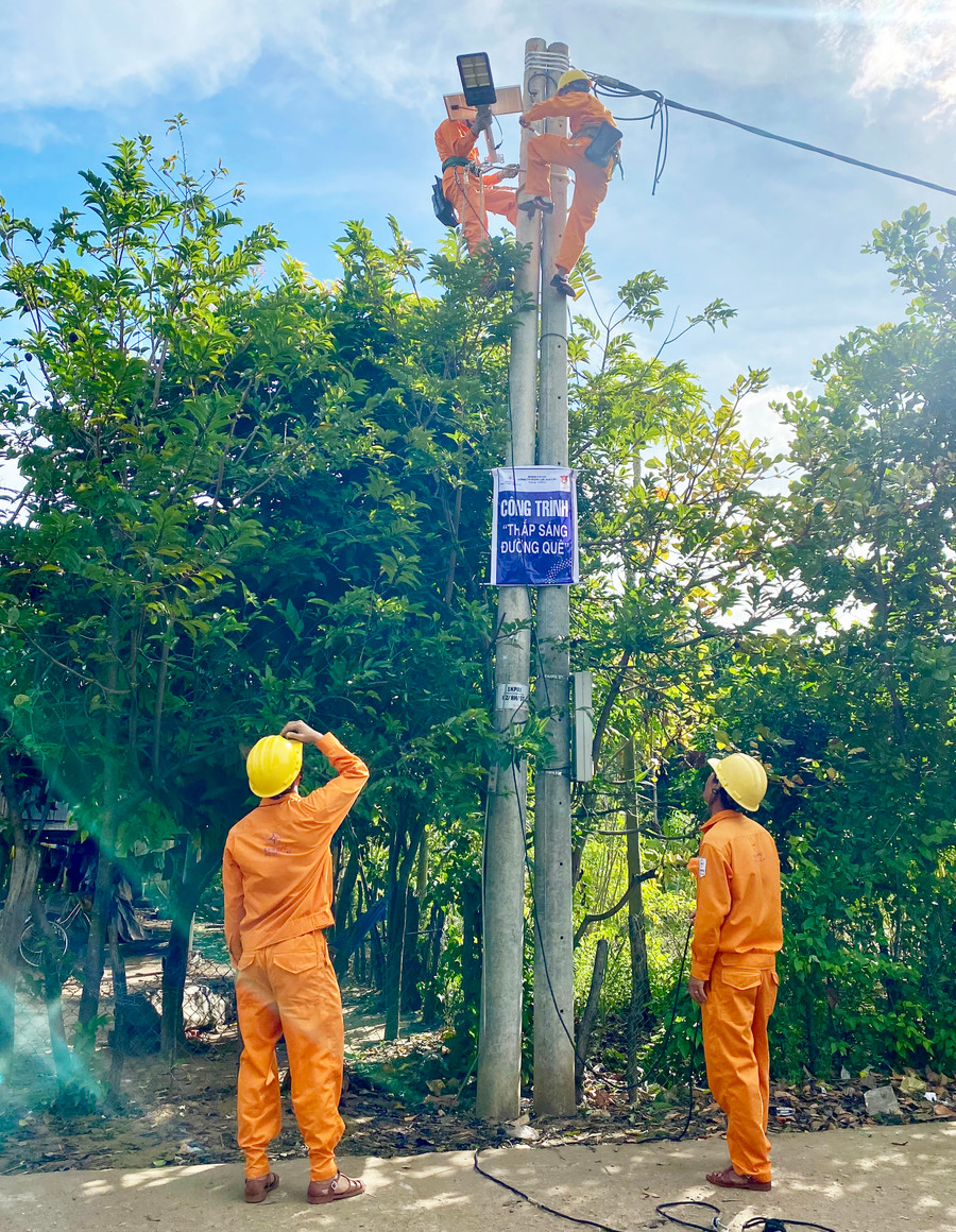 Đoàn viên, thanh niên Chi Đoàn Điện lực Krông Chro lắp đặt công trình “Thắp sáng đường quê” tại làng Vẻh, xã Chư Krêy. Ảnh: Khang Nghi