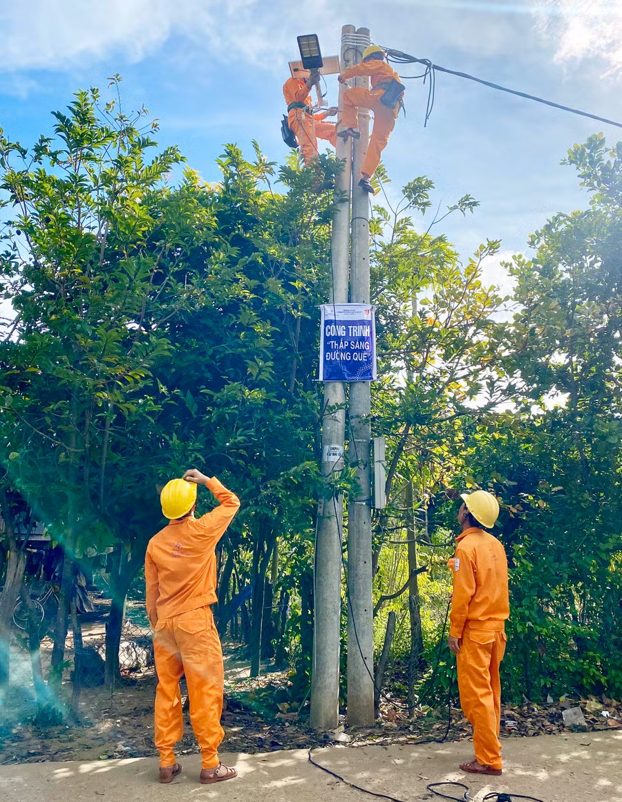 Đoàn viên, thanh niên Chi Đoàn Điện lực Krông Chro lắp đặt công trình “Thắp sáng đường quê” tại làng Vẻh, xã Chư Krêy. Ảnh: Khang Nghi
