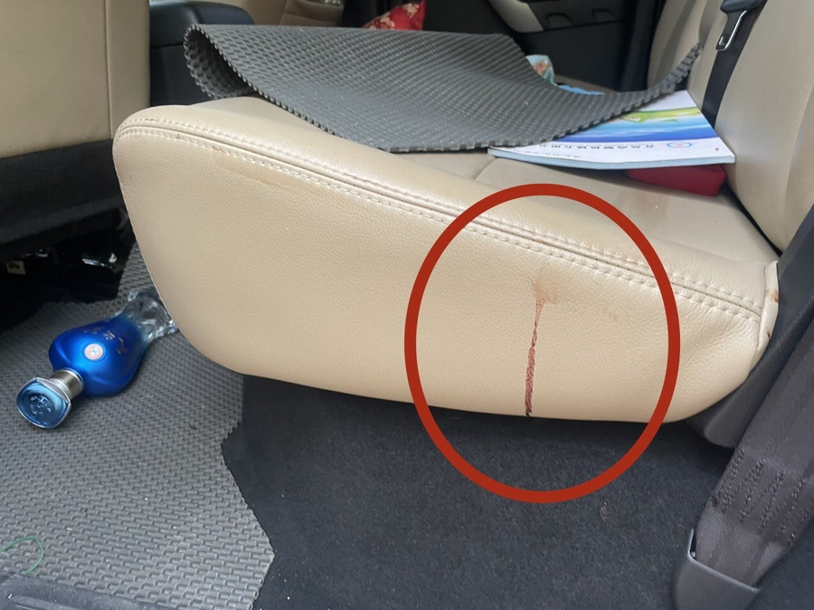 Vết máu trên ghế xe. Ảnh: Lực lượng chức năng cung cấp Vết máu trên ghế xe. Ảnh: Lực lượng chức năng cung cấp