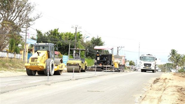 Các đơn vị thi công nỗ lực thảm bù vênh, tạo mặt đường êm thuận trên tuyến Quốc lộ 19. Ảnh: Quang Thái/TTXVN