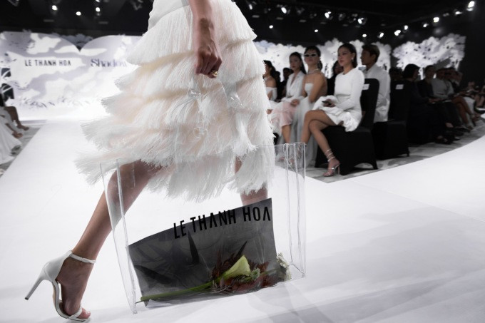 Các phụ kiện như túi xách trong suốt được Lê Thanh Hòa phối cùng trang phục.