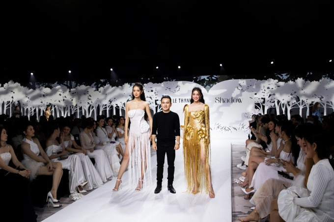 Lê Thanh Hòa (áo đen) chào kết show cùng các người mẫu. Ảnh: Kiếng Cận