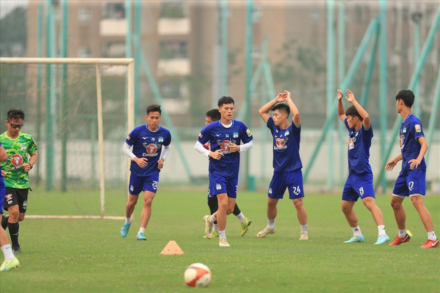 Các cầu thủ Hoàng Anh Gia Lai làm quen với thời tiết Hà Nội, tập luyện trong không khí thoải mái. Ảnh: VFF Các cầu thủ Hoàng Anh Gia Lai làm quen với thời tiết Hà Nội, tập luyện trong không khí thoải mái. Ảnh: VFF