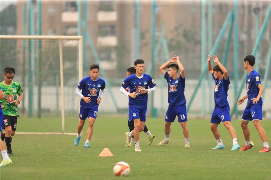 Các cầu thủ Hoàng Anh Gia Lai làm quen với thời tiết Hà Nội, tập luyện trong không khí thoải mái. Ảnh: VFF Các cầu thủ Hoàng Anh Gia Lai làm quen với thời tiết Hà Nội, tập luyện trong không khí thoải mái. Ảnh: VFF