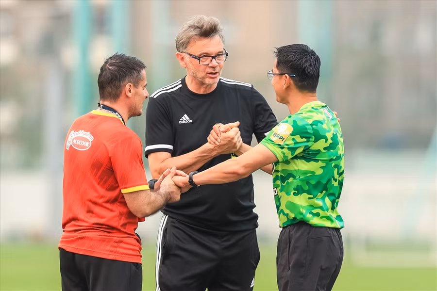 Huấn luyện viên Troussier và huấn luyện viên Kiatisak trao đổi trước buổi tập. Ảnh: Minh Dân Huấn luyện viên Troussier và huấn luyện viên Kiatisak trao đổi trước buổi tập. Ảnh: Minh Dân