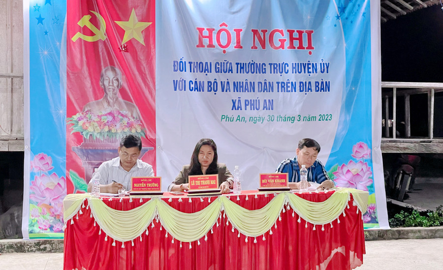 Các đồng chí Thường trực Huyện ủy Đak Pơ chủ trì buổi đối thoại. Ảnh: Tuyết Mai Các đồng chí Thường trực Huyện ủy Đak Pơ chủ trì buổi đối thoại. Ảnh: Tuyết Mai