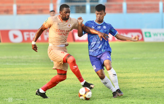 Chiến thắng trước Khánh Hòa giúp CAHN lấy lại tự tin sau ba trận hòa và thua tại V-League, sẵn sàng cho màn tiếp đón á quân Hải Phòng. Ảnh: Hoàng Minh Chiến thắng trước Khánh Hòa giúp CAHN lấy lại tự tin sau ba trận hòa và thua tại V-League, sẵn sàng cho màn tiếp đón á quân Hải Phòng. Ảnh: Hoàng Minh