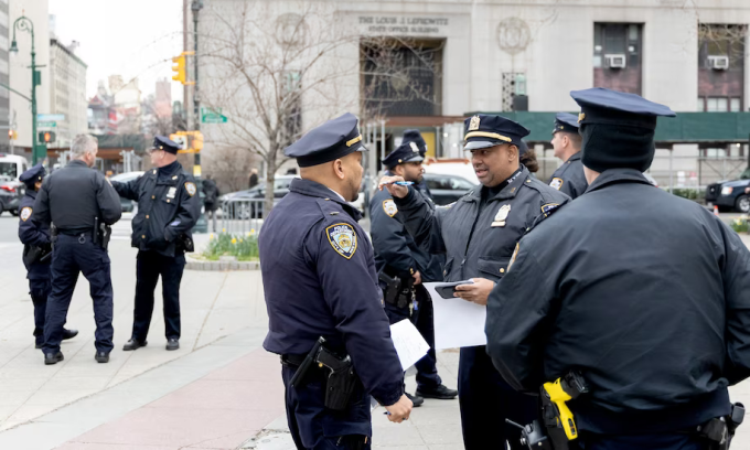 Các sĩ quan cảnh sát New York kiểm tra công tác chuẩn bị an ninh cho ngày ông Trump trình diện tòa án ở Manhattan ngày 31/3. Ảnh: Washington Post