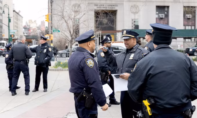 Các sĩ quan cảnh sát New York kiểm tra công tác chuẩn bị an ninh cho ngày ông Trump trình diện tòa án ở Manhattan ngày 31/3. Ảnh: Washington Post