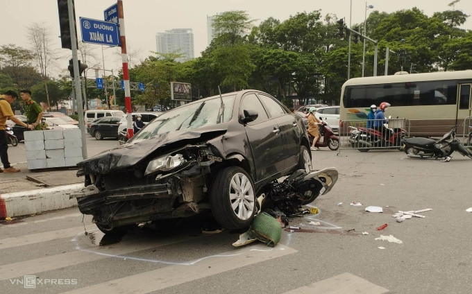 Chiếc ôtô gây tai nạn. Ảnh: Phạm Chiểu Chiếc ôtô gây tai nạn. Ảnh: Phạm Chiểu