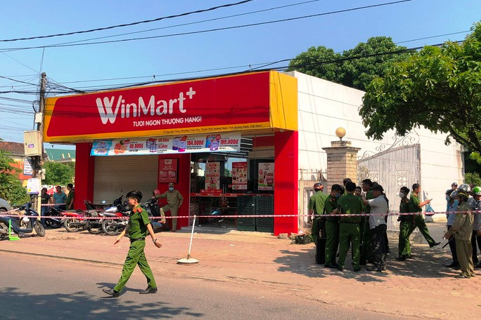 Án mạng kinh hoàng tại cửa hàng Winmart+ ở Quảng Ngãi - Ảnh 1. Lực lượng công an phong tỏa hiện trường, điều tra vụ án mạng. Ảnh: T.Trực