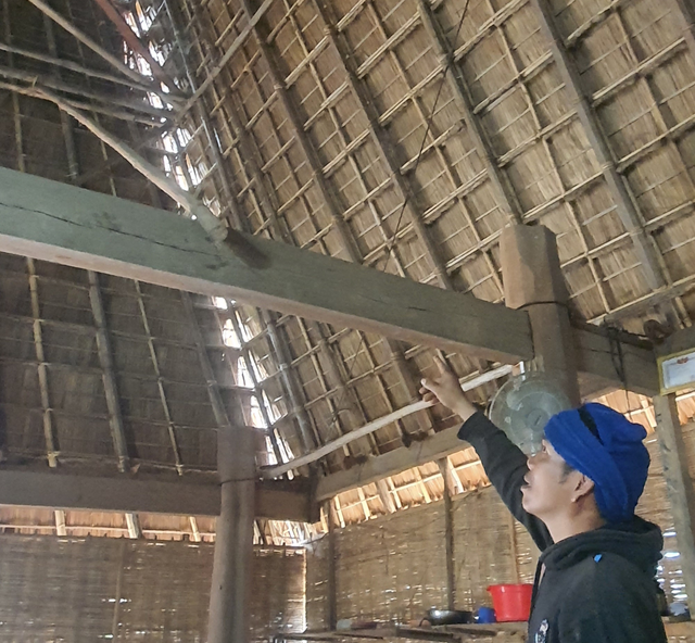 Mái nhà rông lợp tranh có độ bền tận 10 năm, mỗi năm chỉ cần dặm vá thêm Mái nhà rông lợp tranh có độ bền tận 10 năm, mỗi năm chỉ cần dặm vá thêm