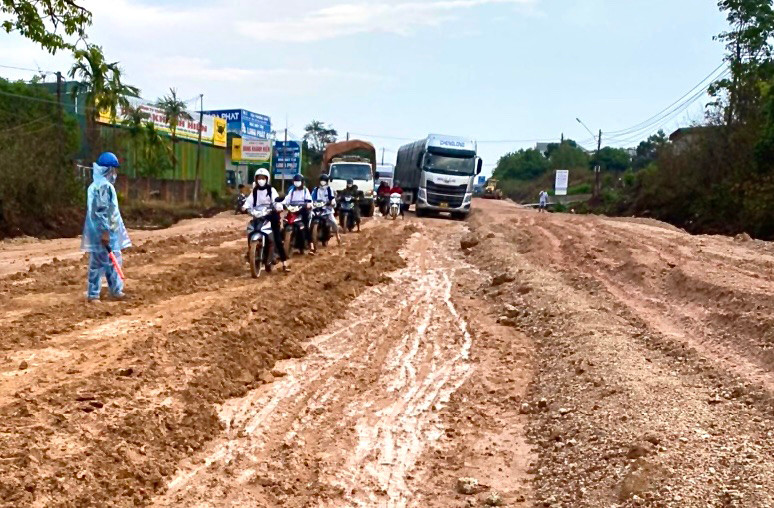 Sau trận mưa lớn ngày 30-3 vừa qua, đất ở các vị trí thi công tràn ra mặt đường quốc lộ 19 gây ùn tắc giao thông cục bộ. Ảnh: Minh Nguyễn Sau trận mưa lớn ngày 30-3 vừa qua, đất ở các vị trí thi công tràn ra mặt đường quốc lộ 19 gây ùn tắc giao thông cục bộ. Ảnh: Minh Nguyễn