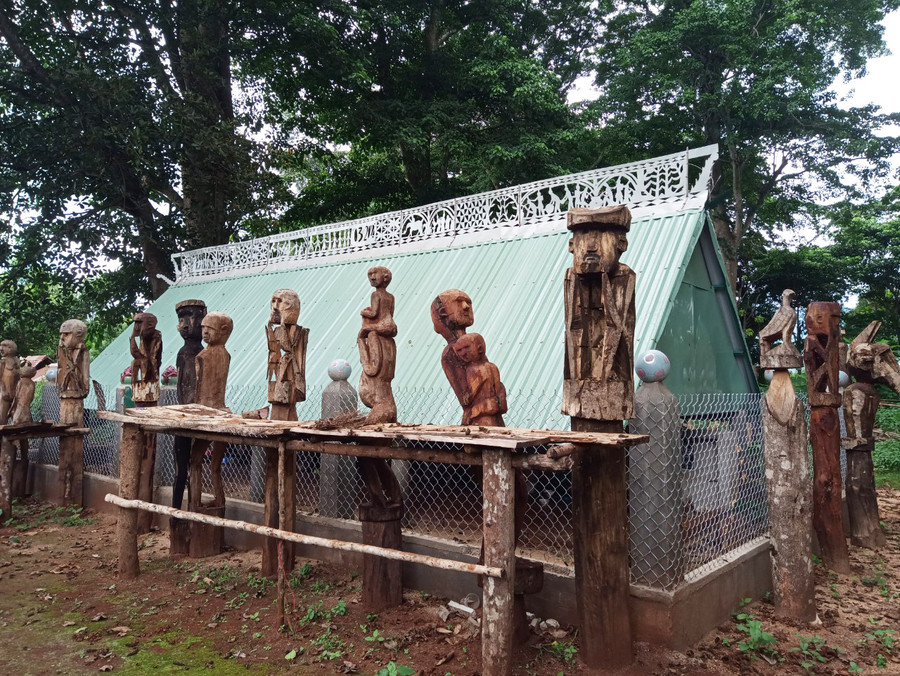 Nhà mồ người Jrai Arap ở làng Kép (xã Ia Mơ Nông, huyện Chư Păh) với điểm nhấn họa tiết trên nóc. Ảnh: Xuân Toản Nhà mồ người Jrai Arap ở làng Kép (xã Ia Mơ Nông, huyện Chư Păh) với điểm nhấn họa tiết trên nóc. Ảnh: Xuân Toản