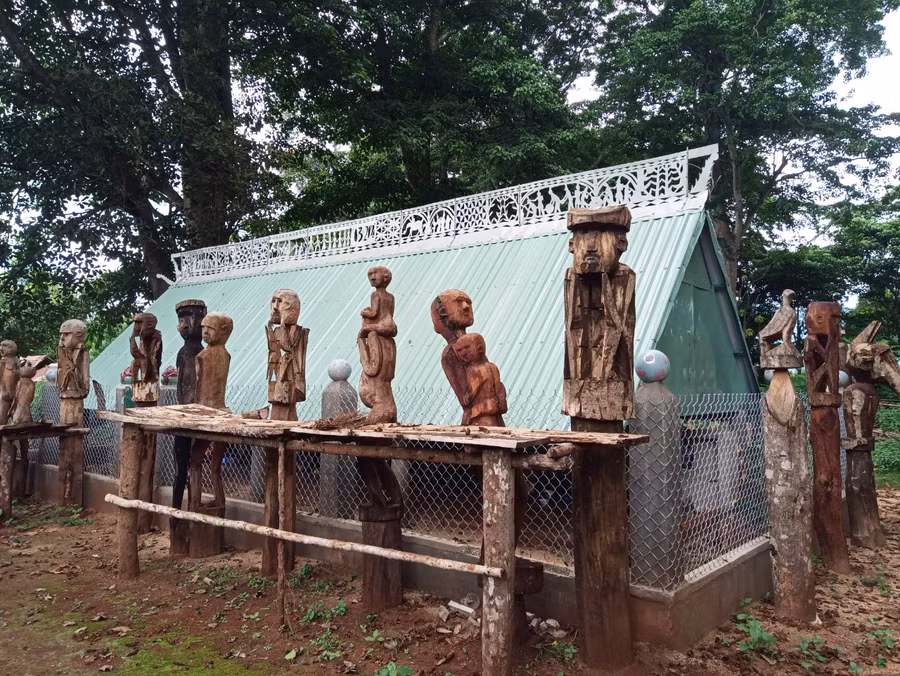 Nhà mồ người Jrai Arap ở làng Kép (xã Ia Mơ Nông, huyện Chư Păh) với điểm nhấn họa tiết trên nóc. Ảnh: Xuân Toản