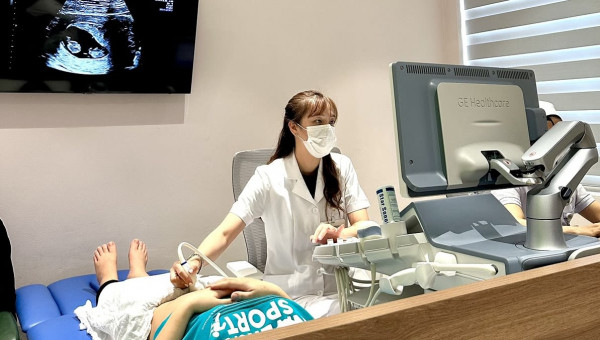 Bác sĩ Thương đang khám và tư vấn cho bệnh nhân về can thiệp bào thai.