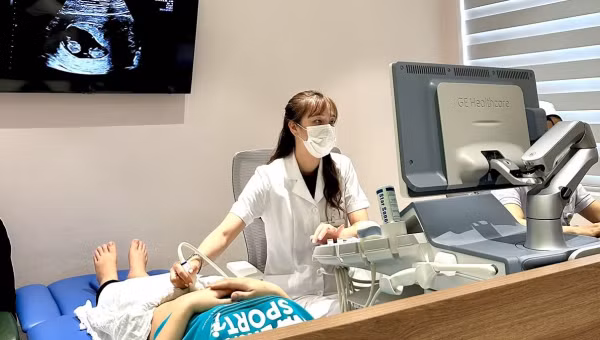 Bác sĩ Thương đang khám và tư vấn cho bệnh nhân về can thiệp bào thai.