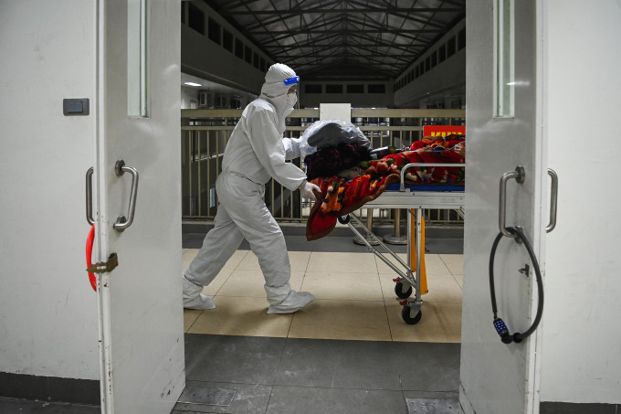 Nhân viên Trung tâm Cấp cứu 115 đưa bệnh nhân Covid-19 tới bệnh viện, tháng 12/2021. Ảnh: Giang Huy Nhân viên Trung tâm Cấp cứu 115 đưa bệnh nhân Covid-19 tới bệnh viện, tháng 12/2021. Ảnh: Giang Huy