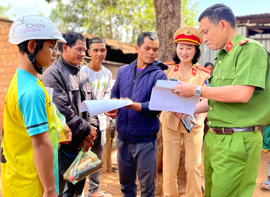 Công an huyện Chư Păh phối hợp với Công an xã Ia Khươl tuyên truyền Luật Giao thông đường bộ cho người dân thôn Tơ Vơn 2. Ảnh: Minh Phương Công an huyện Chư Păh phối hợp với Công an xã Ia Khươl tuyên truyền Luật Giao thông đường bộ cho người dân thôn Tơ Vơn 2. Ảnh: Minh Phương