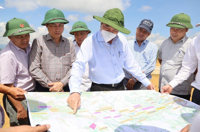 Đoàn công tác của UBND tỉnh Đắk Lắk khảo sát dự án cao tốc Khánh Hòa - Buôn Ma Thuột. Ảnh: Cao Nguyên Đoàn công tác của UBND tỉnh Đắk Lắk khảo sát dự án cao tốc Khánh Hòa - Buôn Ma Thuột. Ảnh: Cao Nguyên