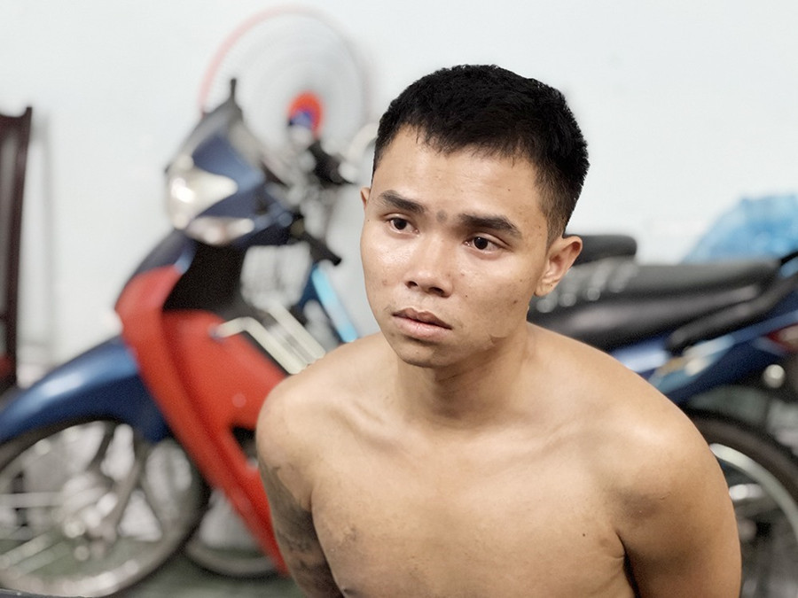 Trần Chí Thiện tại thời điểm bị khống chế sau khi ngáo đá, đâm trọng thương cha ruột. Ảnh: Vũ Tiến