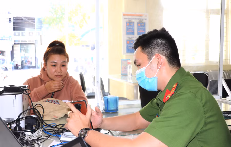 Người dân đến Bộ phận một cửa thị xã An Khê để đăng ký tài khoản định danh điện tử mức 2. Ảnh: Ngọc Minh