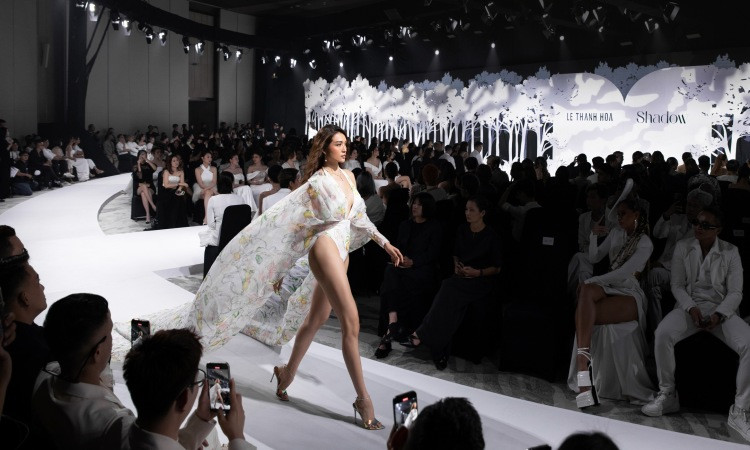 Minh Tú, Lê Thúy, Lệ Hằng diễn các thiết kế thuộc bộ sưu tập của Lê Thanh Hòa