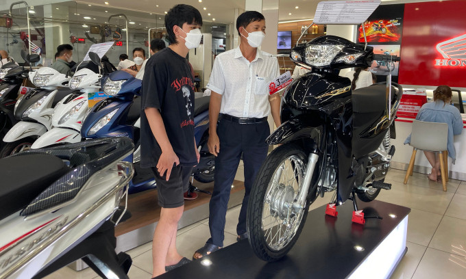 Người dân tham khảo xe máy Honda tại một Head ở quận Bình Thạnh. Ảnh: Phạm Trung Người dân tham khảo xe máy Honda tại một Head ở quận Bình Thạnh. Ảnh: Phạm Trung