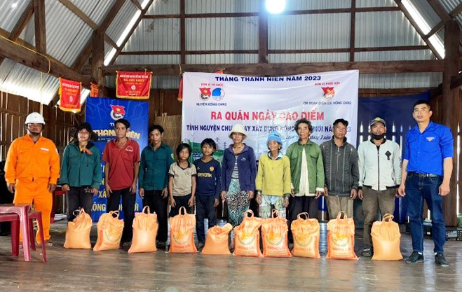 Chi đoàn Điện lực Krông Chro tặng quà cho các hộ nghèo tại xã Chư Krey trong hoạt động Ngày thứ 7 tình nguyện. Ảnh: Khang Nghi