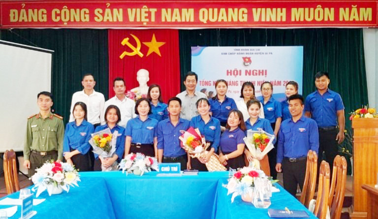 Huyện Đoàn Ia Pa trao giấy khen cho các tập thể, các nhân xuất sắc trong Tháng thanh niên năm 2023. Ảnh: Mai Linh