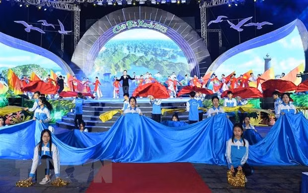 Chương trình văn nghệ chào mừng khai mạc du lịch Cát Bà năm 2023. Ảnh: TTXVN