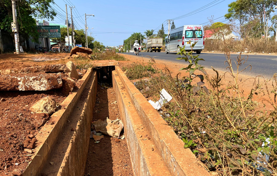 Nhiều đoạn cống trên tuyến quốc lộ 19 đoạn qua xã Kdang thi công kiểu cầm chừng, nhiều chỗ không nắp đậy như đặt bẫy người đi đường. Ảnh: Minh Nguyễn Nhiều đoạn cống trên tuyến quốc lộ 19 đoạn qua xã Kdang thi công kiểu cầm chừng, nhiều chỗ không nắp đậy như đặt bẫy người đi đường. Ảnh: Minh Nguyễn