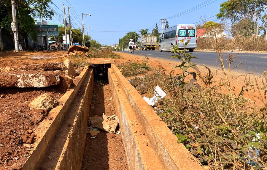 Nhiều đoạn cống trên tuyến quốc lộ 19 đoạn qua xã Kdang thi công kiểu cầm chừng, nhiều chỗ không nắp đậy như đặt bẫy người đi đường. Ảnh: Minh Nguyễn