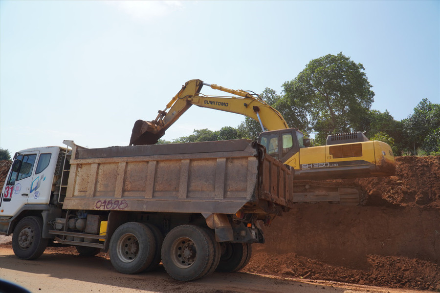 Các dự án cao tốc đang đứng trước nguy cơ chậm tiến độ vì ngay cả đất cũng thiếu. Ảnh: Hà Anh Chiến Các dự án cao tốc đang đứng trước nguy cơ chậm tiến độ vì ngay cả đất cũng thiếu. Ảnh: Hà Anh Chiến