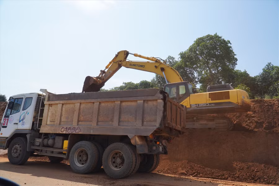 Các dự án cao tốc đang đứng trước nguy cơ chậm tiến độ vì ngay cả đất cũng thiếu. Ảnh: Hà Anh Chiến