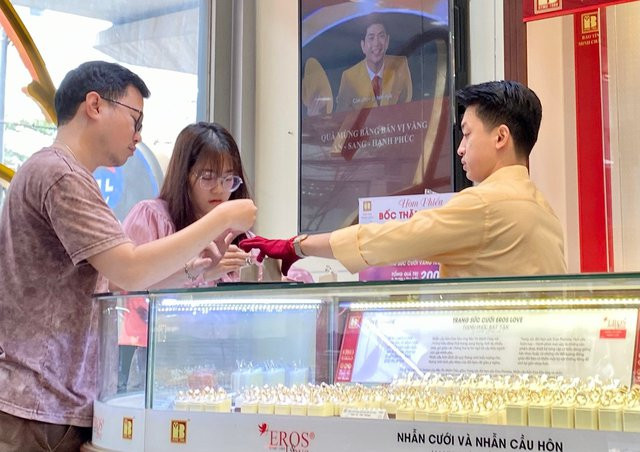 Giá vàng thế giới liên tục lập đỉnh. Tại thị trường trong nước, giá nhẫn tăng mạnh đến 650.000 đồng/lượng, người dân tranh thủ đi bán chốt lời. Ảnh: Nguyệt Quỳnh